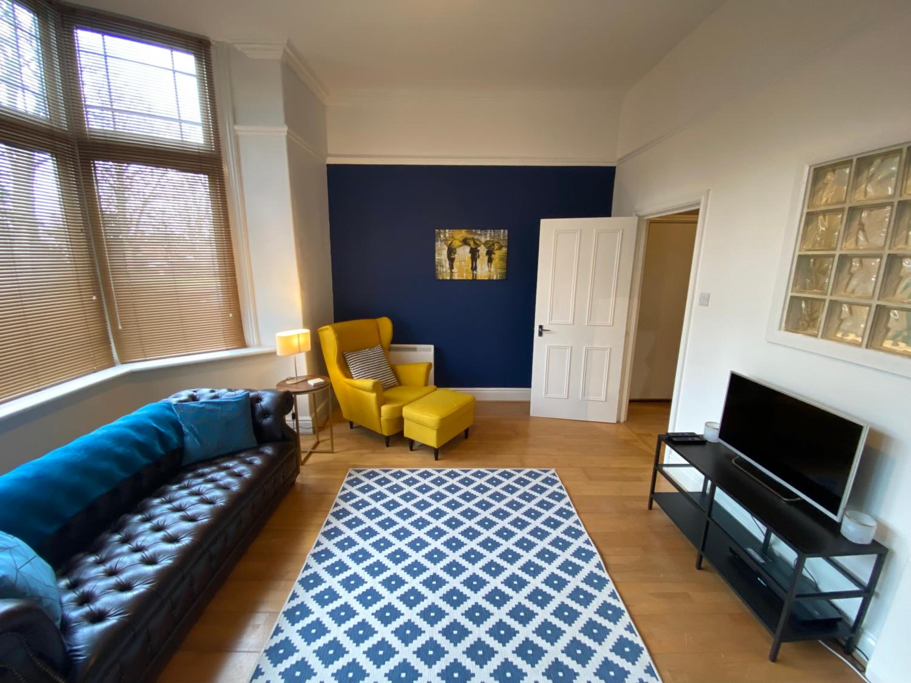 Stylish Apartment With Secure Parking Close to City view 2