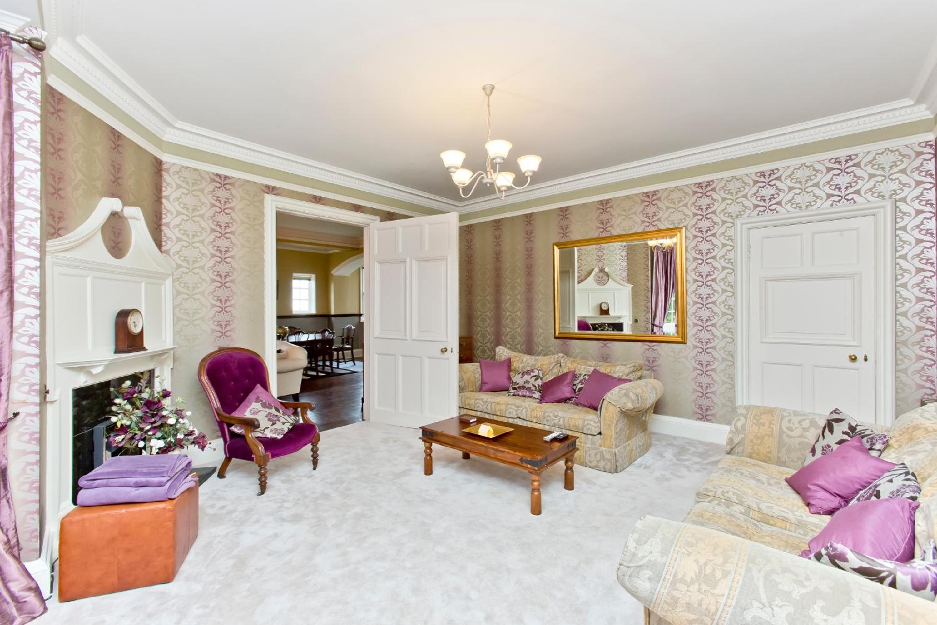 Luxury-3-bedroom Ramsay Garden Apartment next to Edinburgh Castle view 5
