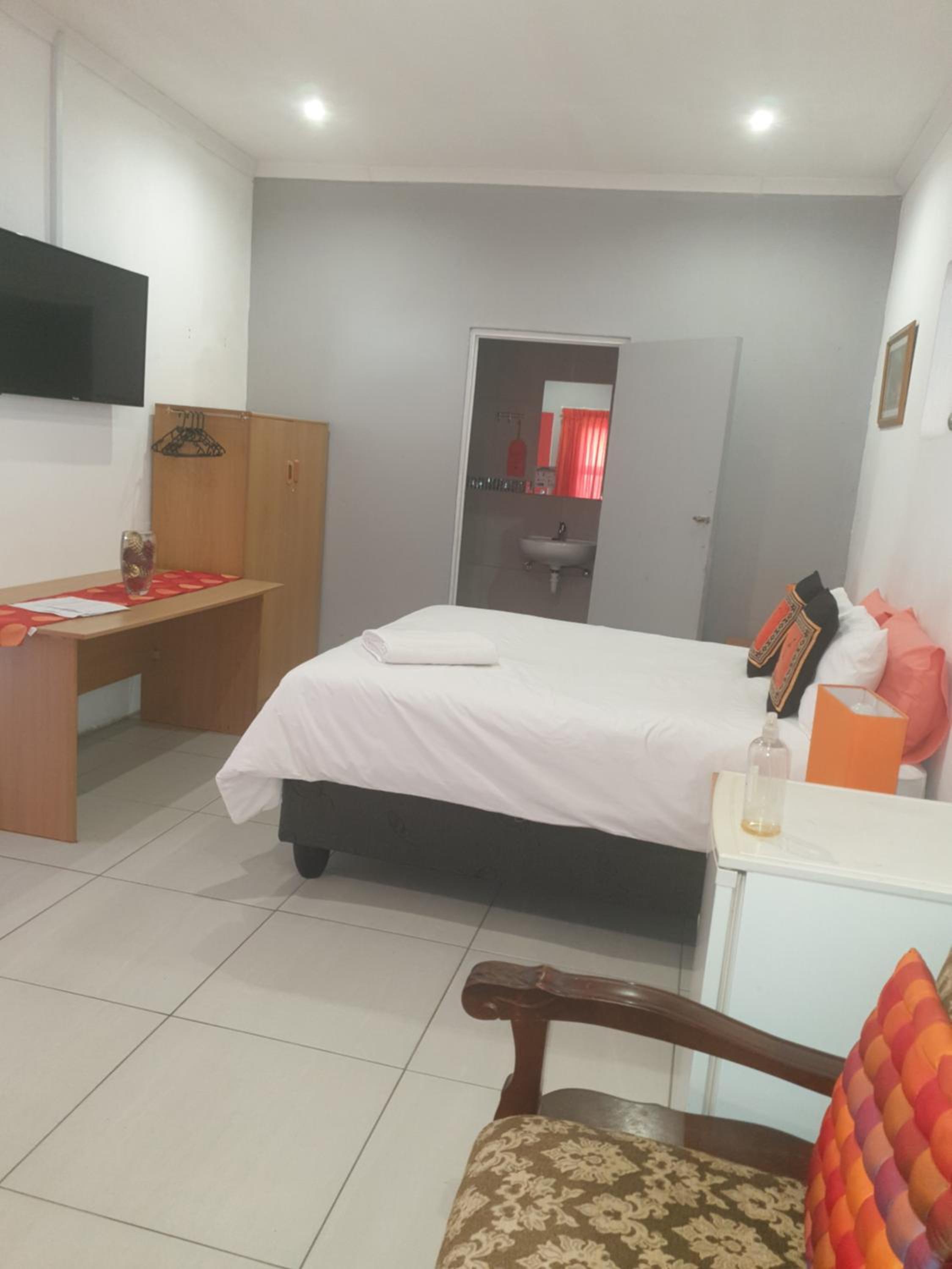 Lyronne Guest house, Shuttle and Tours view 3
