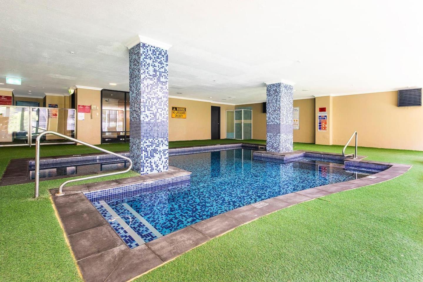 60 Sparkling Perth East End PoolParking view 4