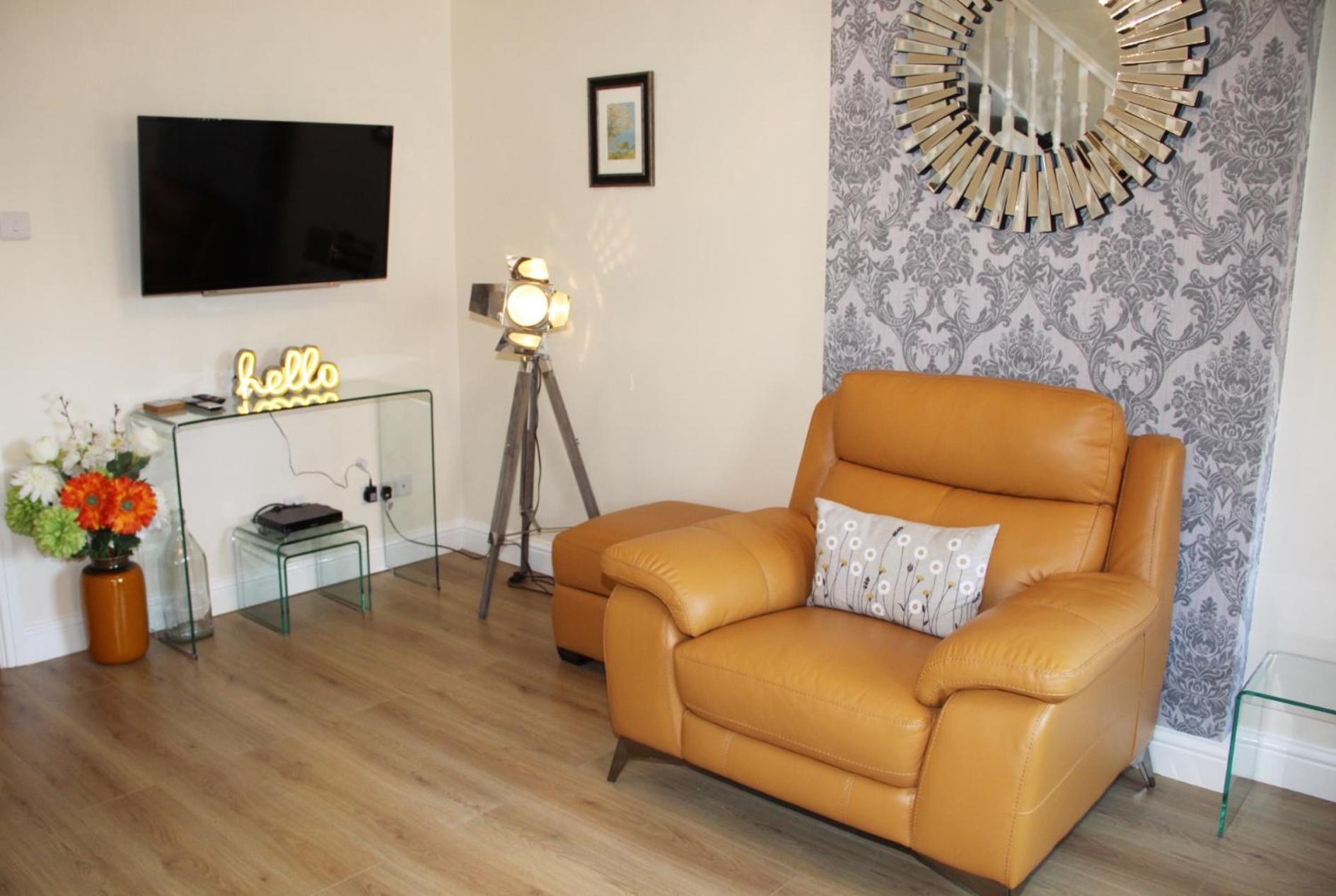 City Centre Town House with Riverside Views and Free Parking 1BAK view 3
