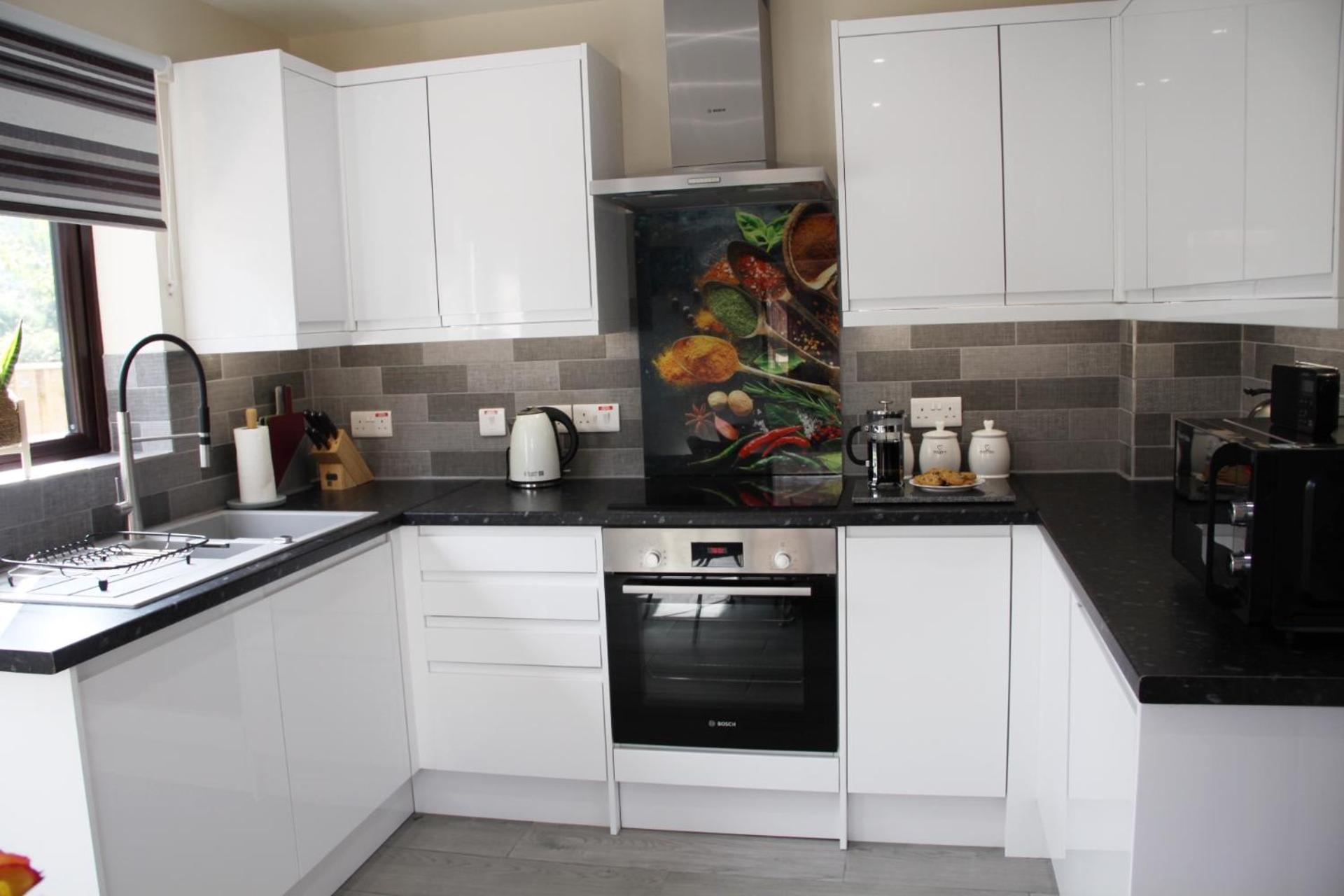 City Centre Town House with Riverside Views and Free Parking 1BAK view 5