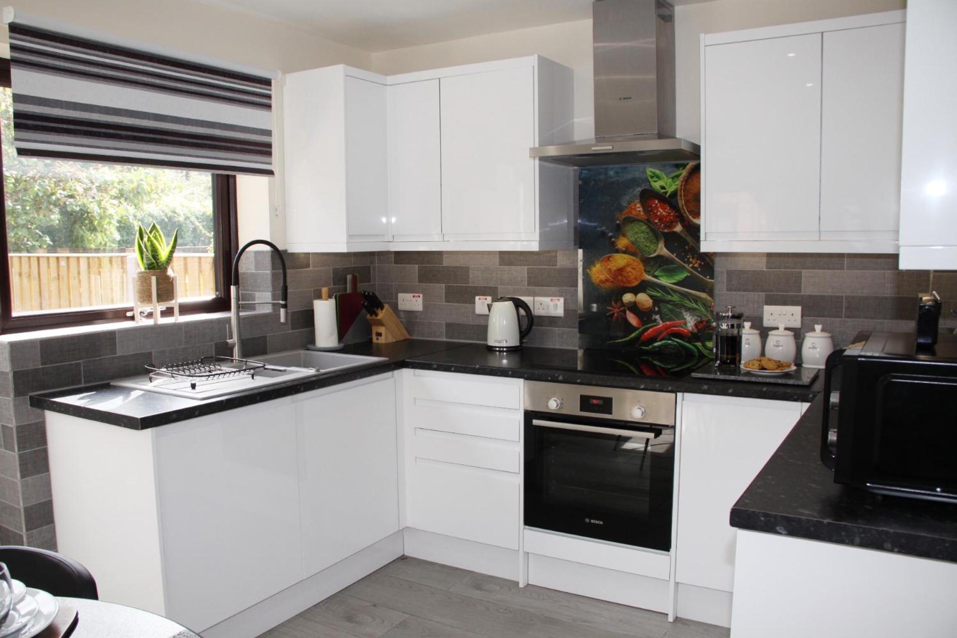 City Centre Town House with Riverside Views and Free Parking 1BAK view 4