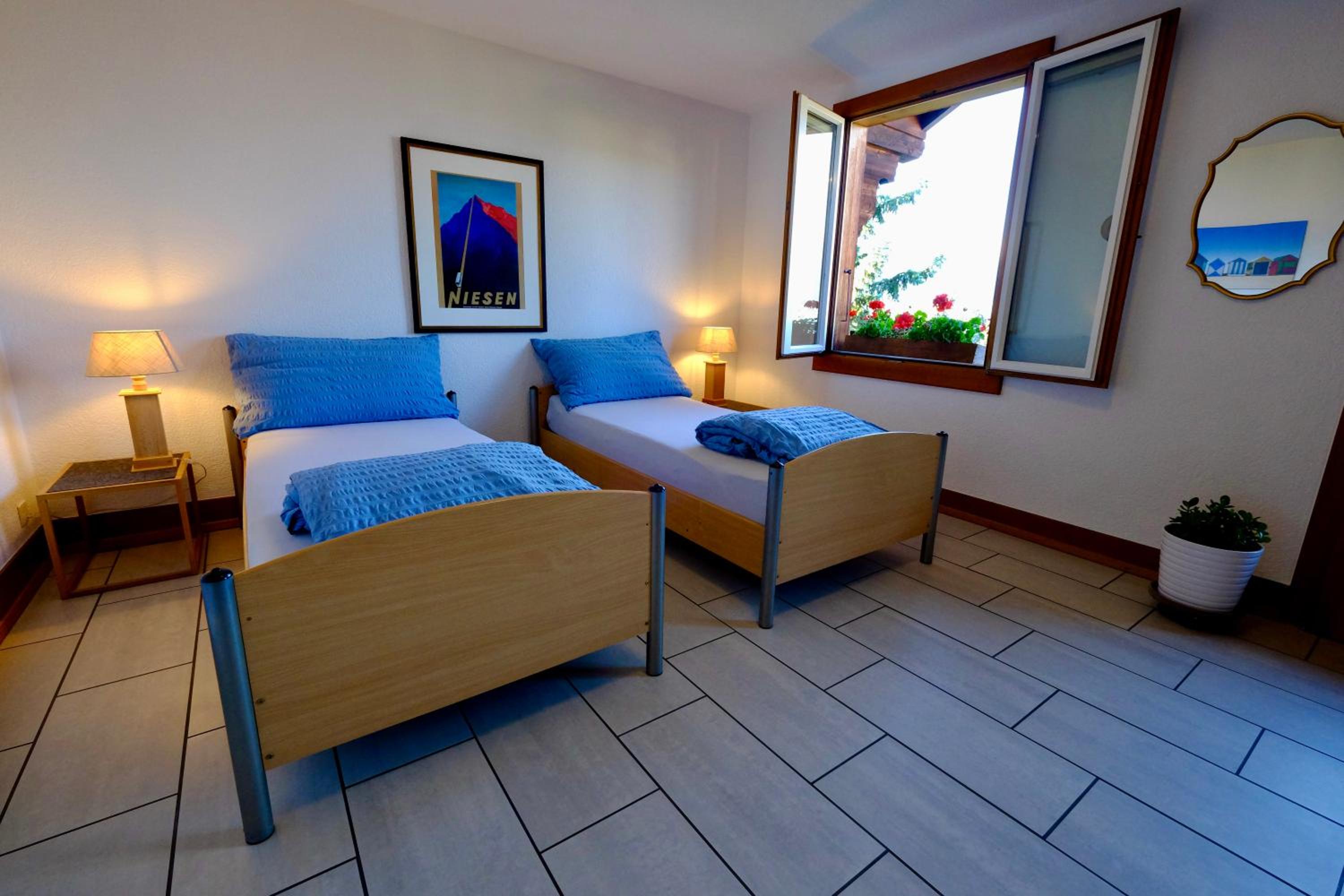 Chalet Oberhofen am Thunersee, 4 Sterne Privatwohnung, 2 Schlafzimmer, gratis Parkplatz, Seeblick view 3