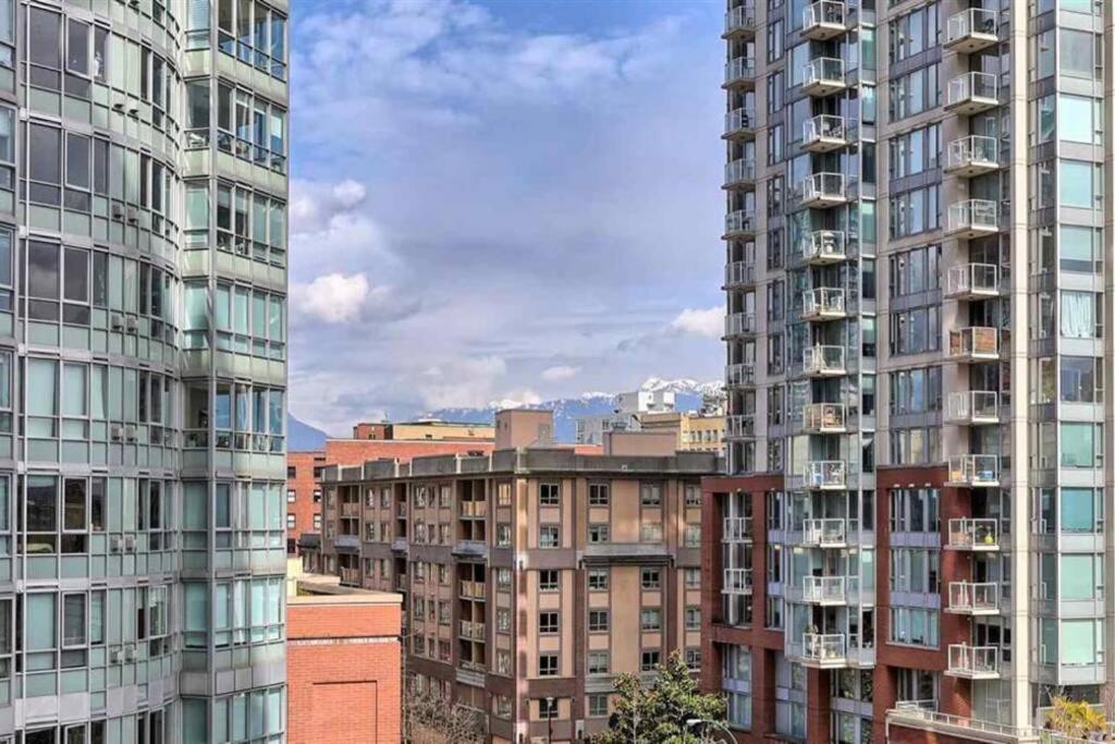 3-Bedrooms Apartment with stunning 180 water, mountain and city view Pool Hot Tub and Gym Heart of Downtown Skytrain 3mins walk Right by BC Place Rogers ar
