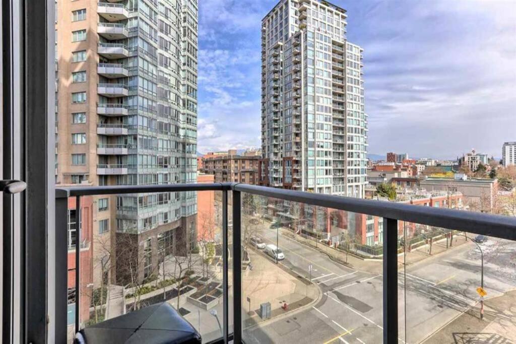 3-Bedrooms Apartment with stunning 180 water, mountain and city view Pool Hot Tub and Gym Heart of Downtown Skytrain 3mins walk Right by BC Place Rogers ar