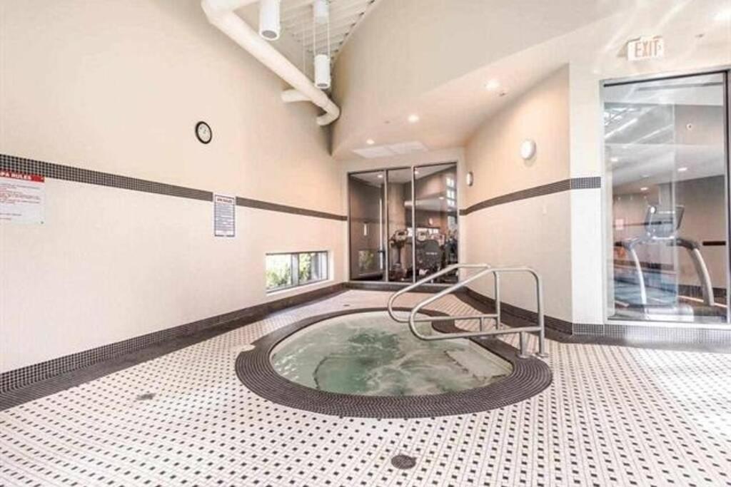 3-Bedrooms Apartment with stunning 180 water, mountain and city view Pool Hot Tub and Gym Heart of Downtown Skytrain 3mins walk Right by BC Place Rogers ar