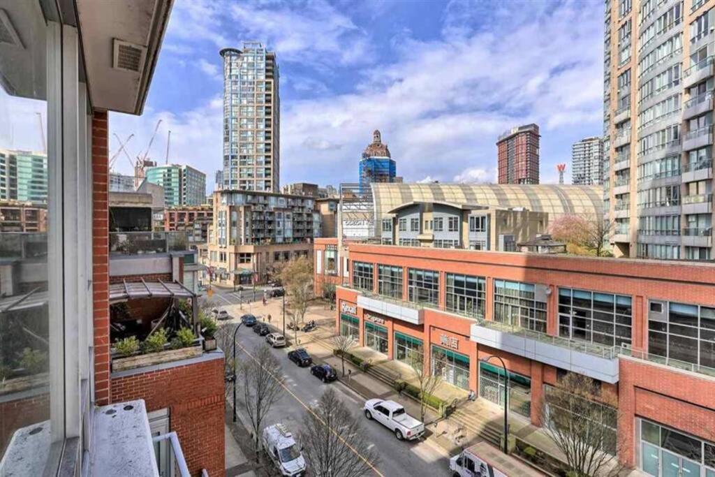 3-Bedrooms Apartment with stunning 180 water, mountain and city view Pool Hot Tub and Gym Heart of Downtown Skytrain 3mins walk Right by BC Place Rogers ar