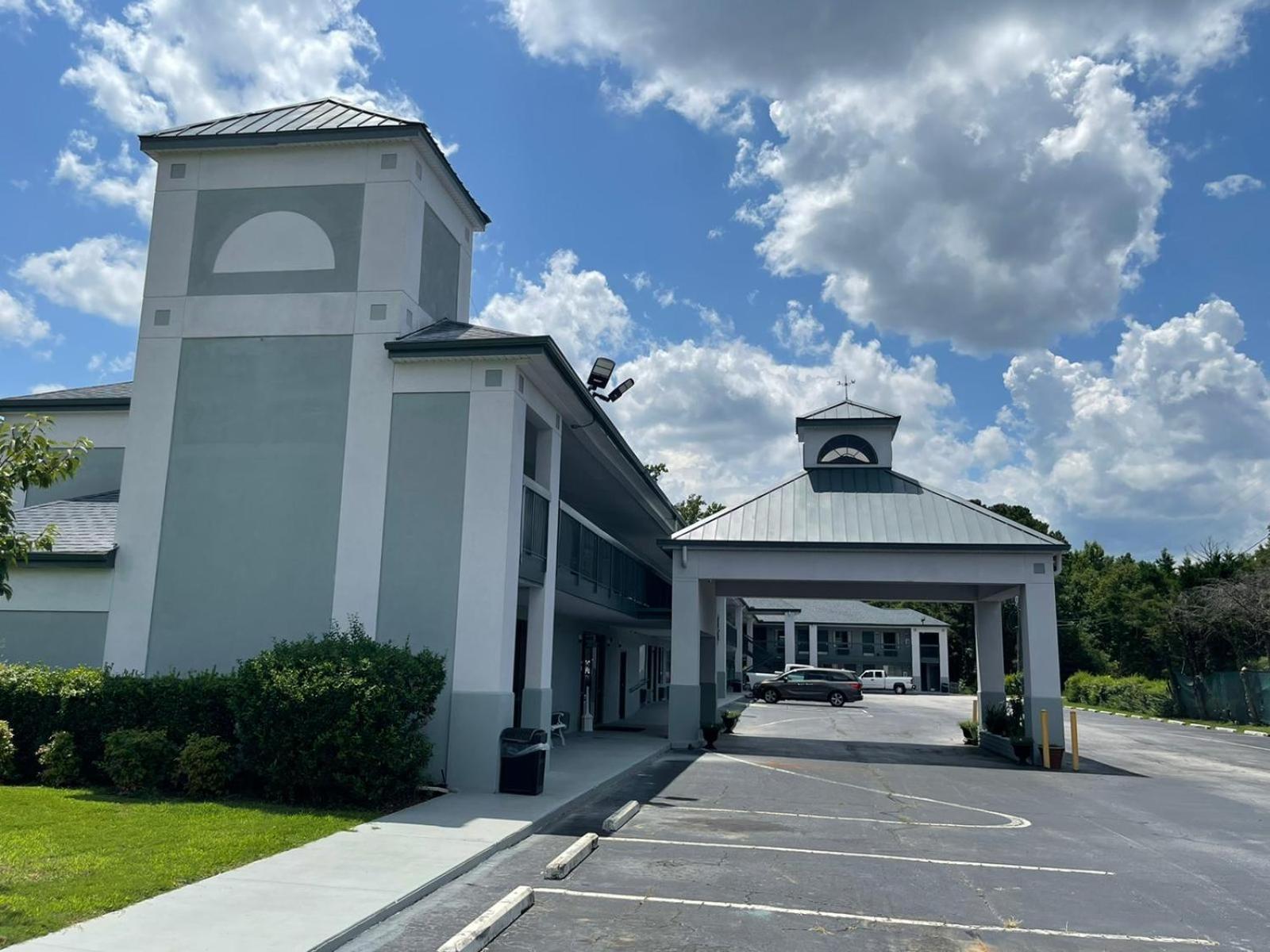 Super 8 by Wyndham Elberton - Property Image 1