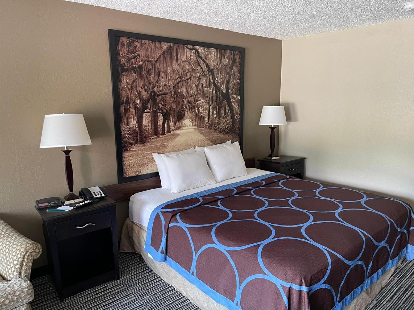 Super 8 by Wyndham Elberton - Property Image 12