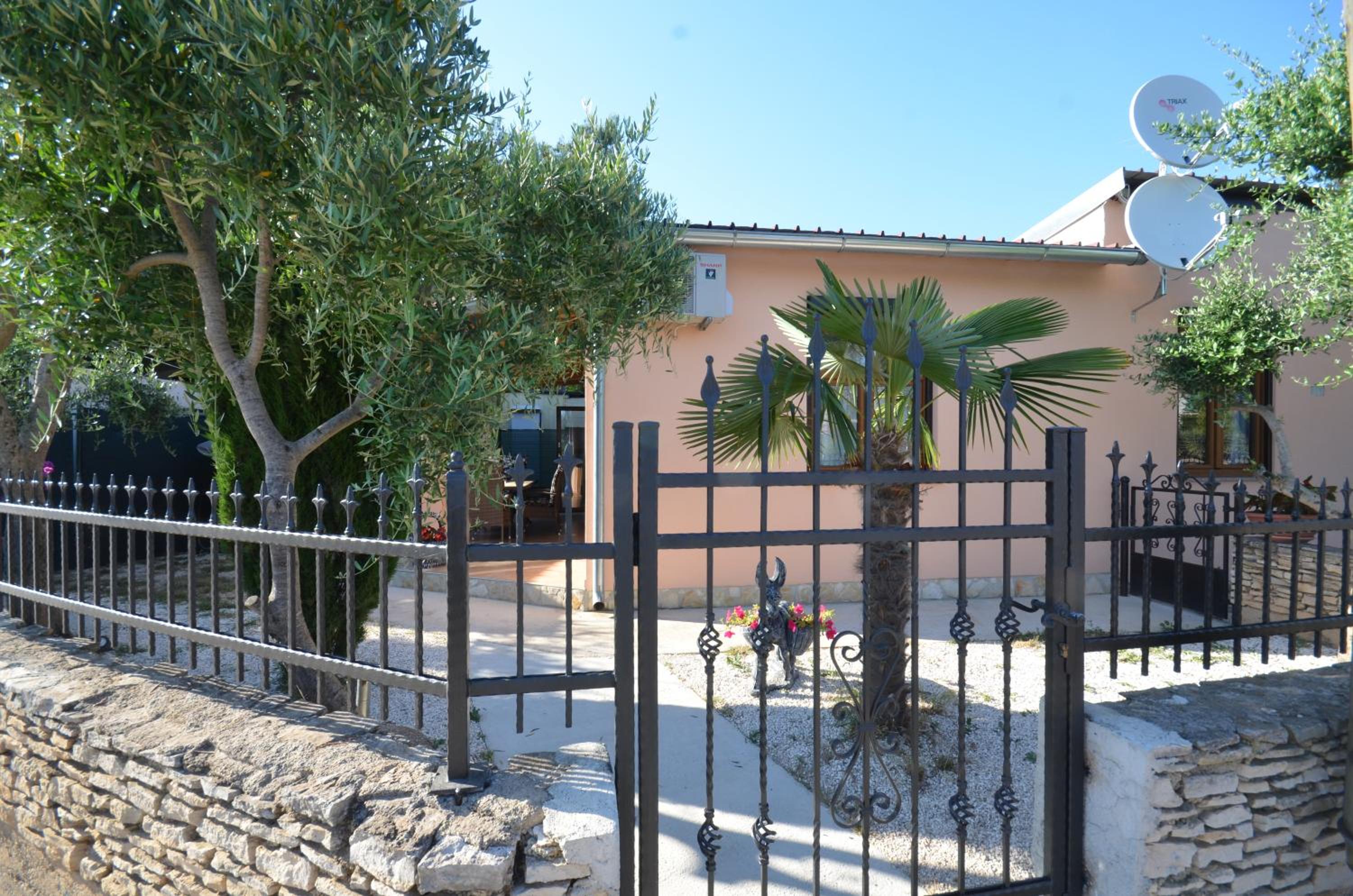 Apartments Kiki 150 METERS TO THE BEACH view 3