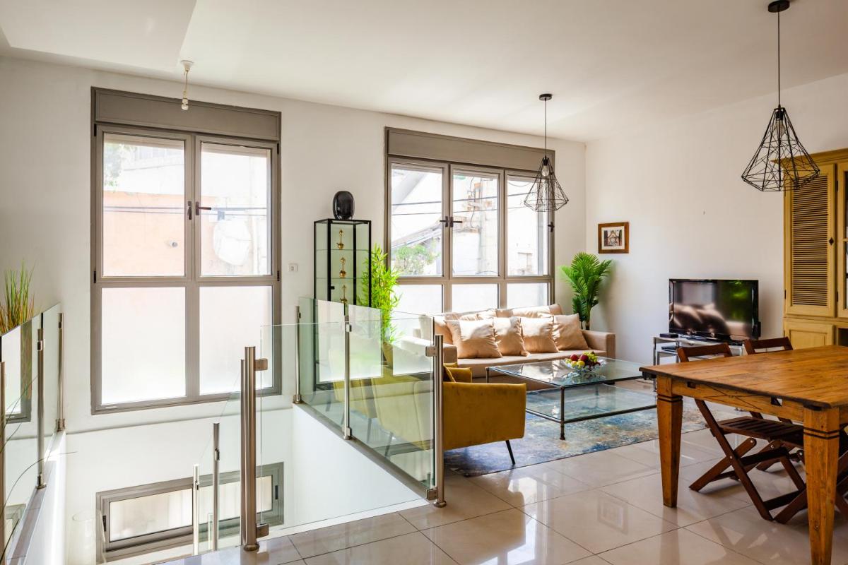 Superior and Spacious Duplex in the Kerem view 5