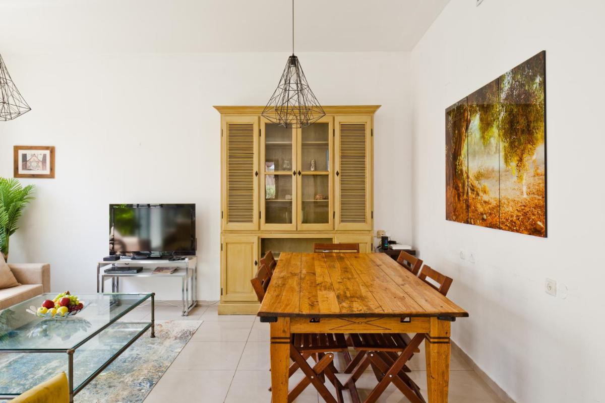 Superior and Spacious Duplex in the Kerem view 2