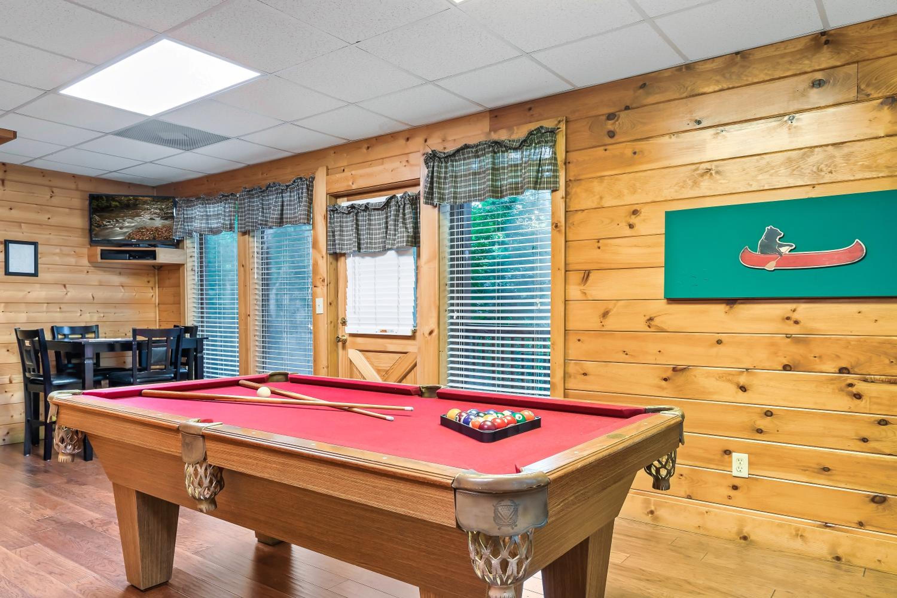 Cozy log cabin!! In heart of PF & close to the Smokies view 4