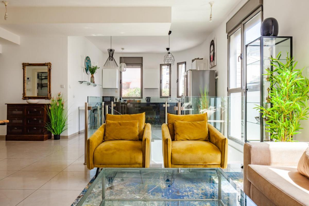 Superior and Spacious Duplex in the Kerem view 3