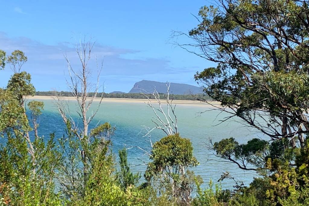 Wylah Cottage for a Peaceful Bruny Island Escape with Water Views, Fireplace & Wallabies
