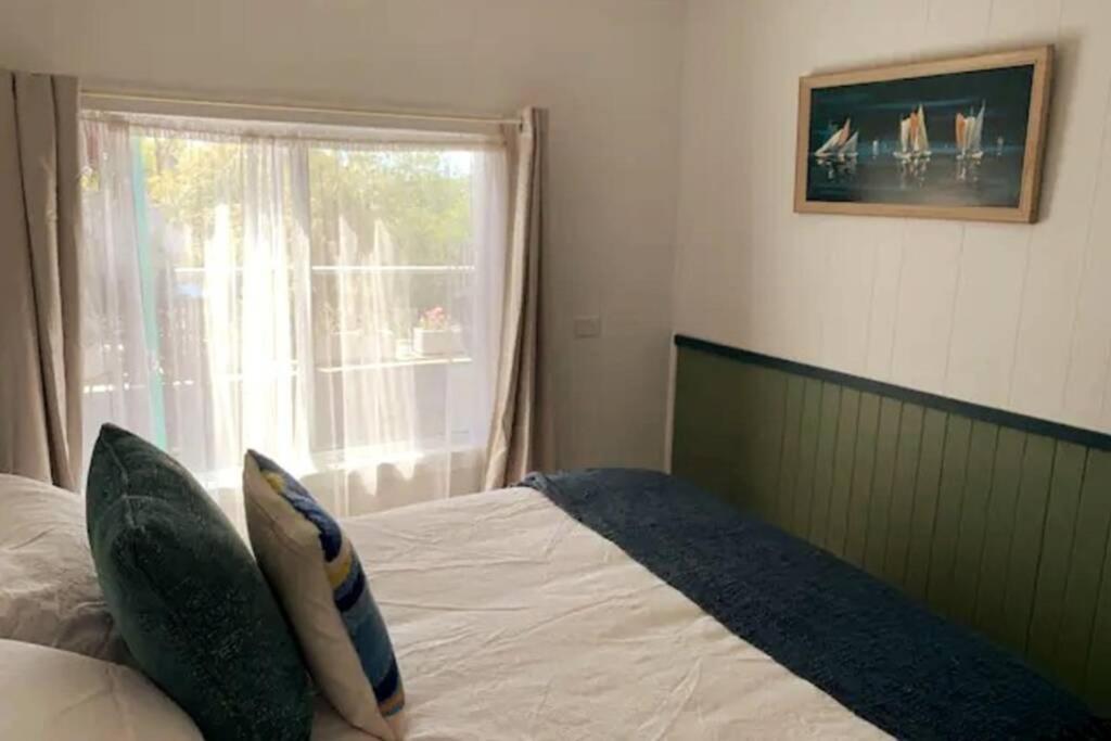 Wylah Cottage for a Peaceful Bruny Island Escape with Water Views, Fireplace & Wallabies