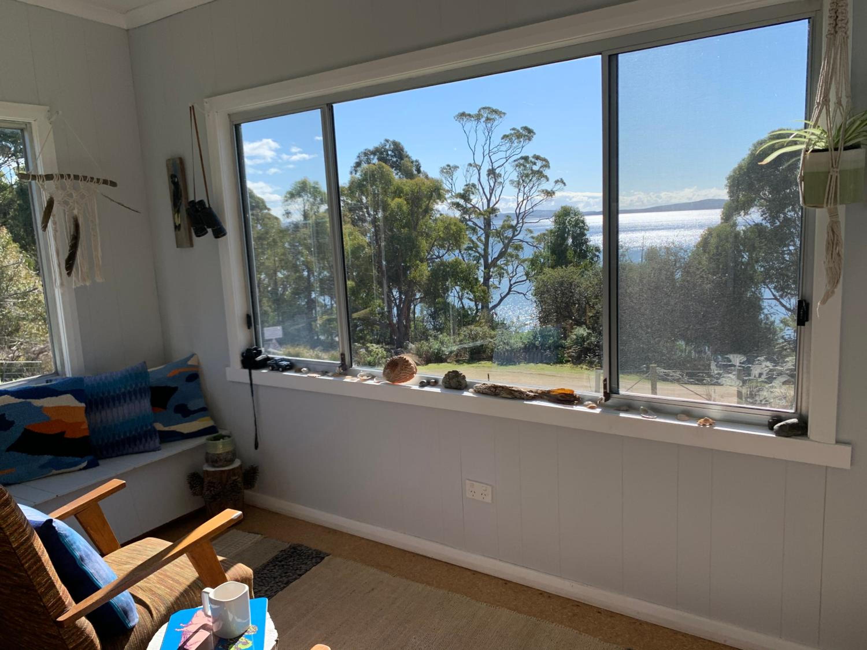 Wylah Cottage for a Peaceful Bruny Island Escape with Water Views, Fireplace & Wallabies