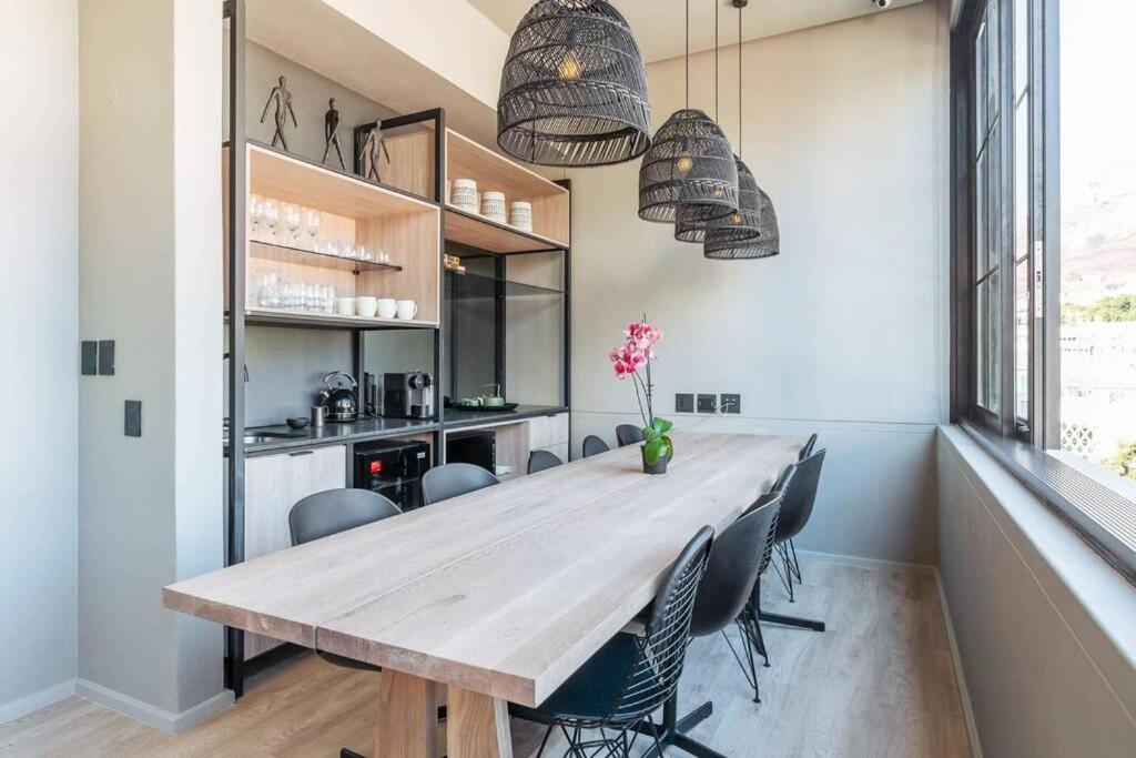 Sunny Haven in the heart of the East City w/Parking view 3