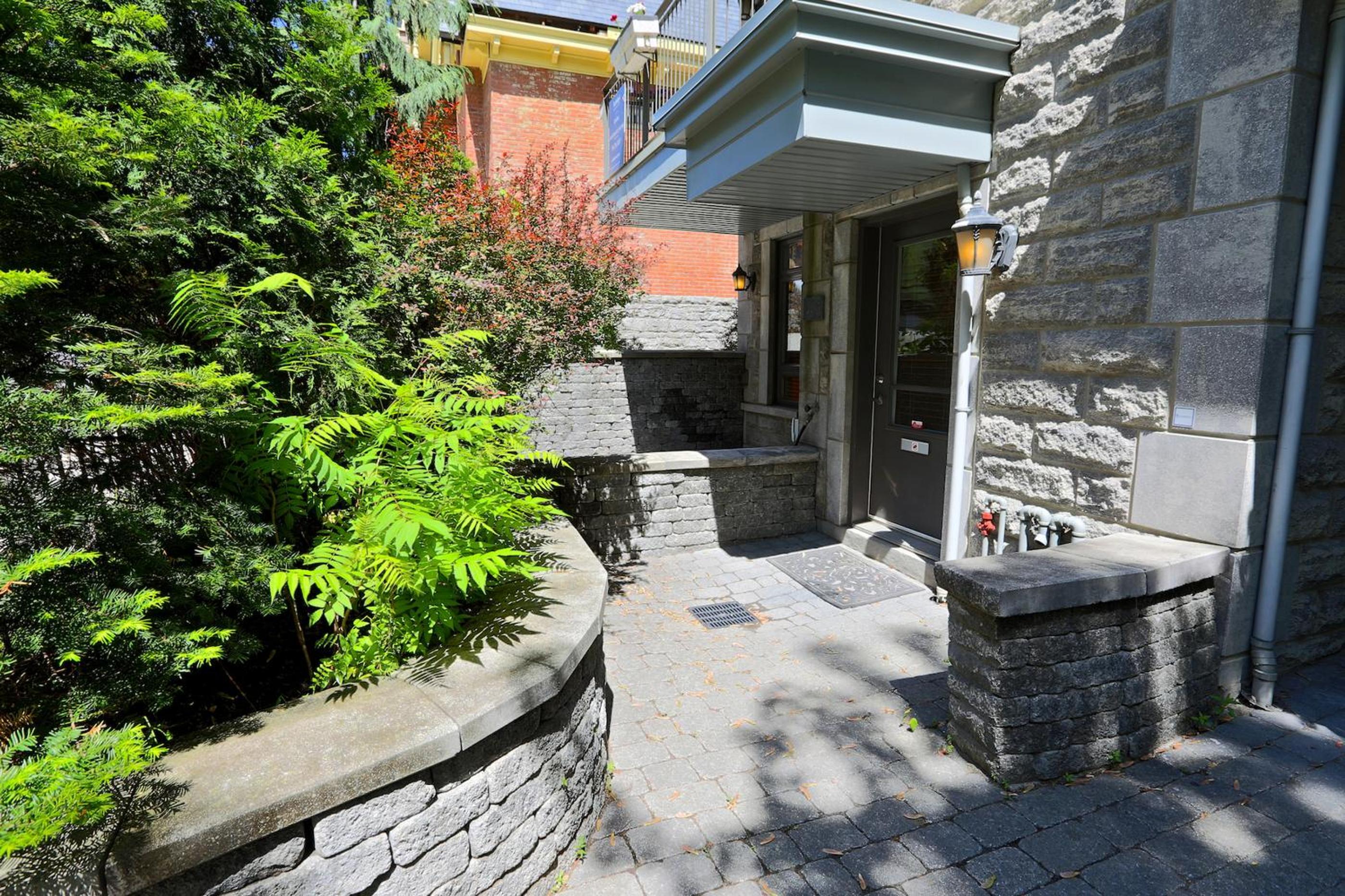 ApartHotelMontreal by Les Terrasses Saint Urbain 2225I2
