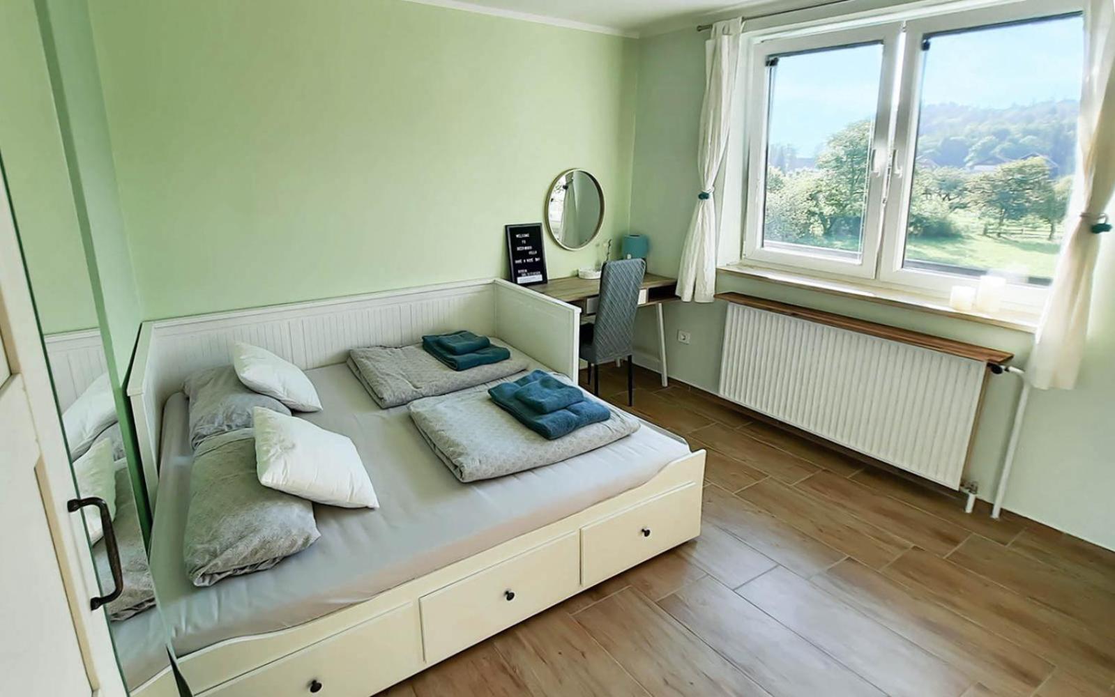 Deerwood Villa-Modern cozy 2br apartment with castle view view 2