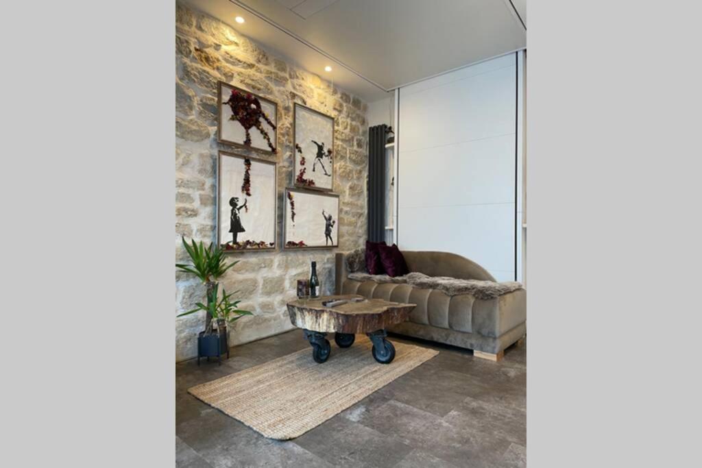 Tiny Gallery Paris Gare Montparnasse