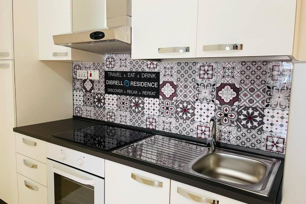 2 Bed Apt in heart of St Julians - 5min from Seafront photo 4