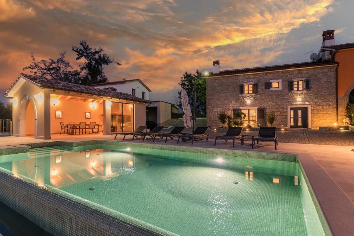Villa Grazia with heated Pool view 2