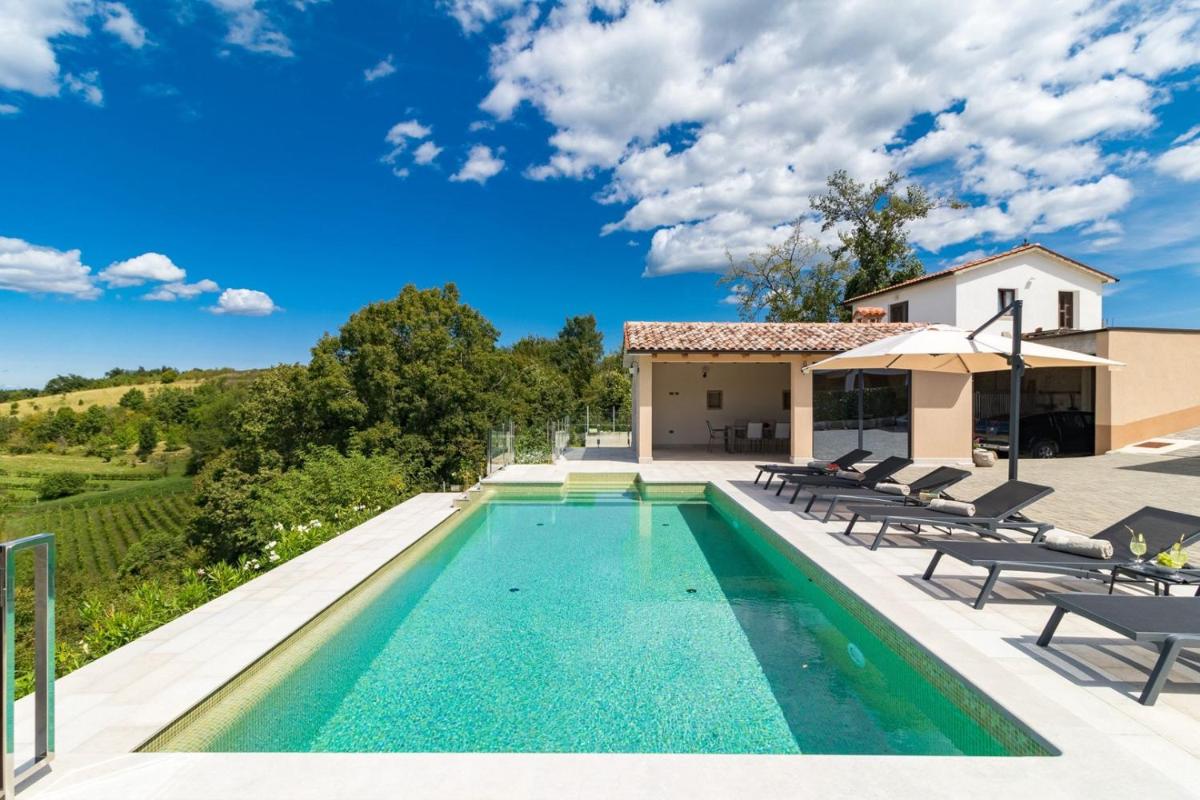 Villa Grazia with heated Pool view 3
