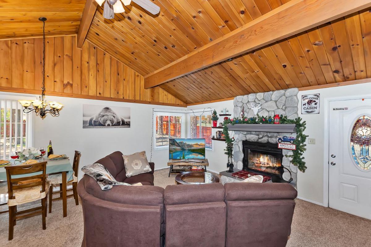 DoorMat Vacation Rentals - BearTime Story Fireplace! BBQ! WiFi! Fenced Yard!