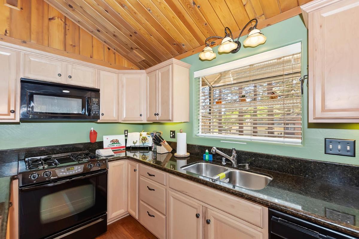DoorMat Vacation Rentals - BearTime Story Fireplace! BBQ! WiFi! Fenced Yard!