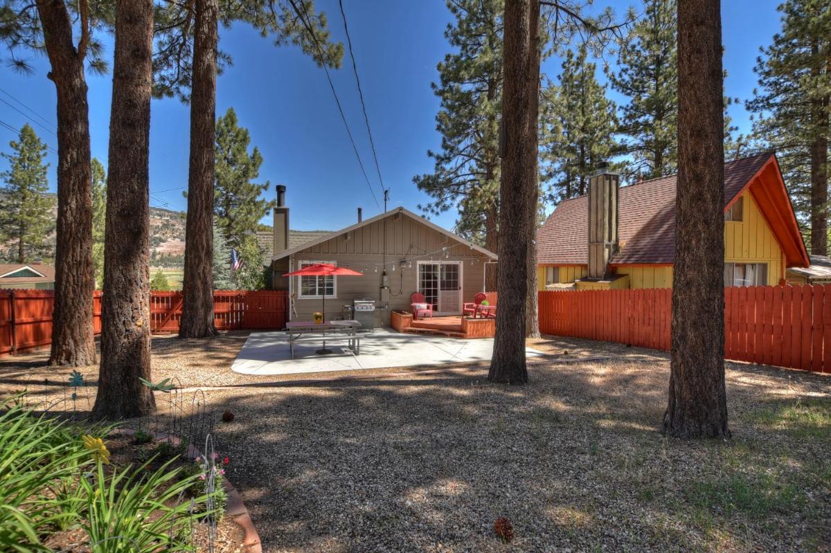 DoorMat Vacation Rentals - BearTime Story Fireplace! BBQ! WiFi! Fenced Yard!