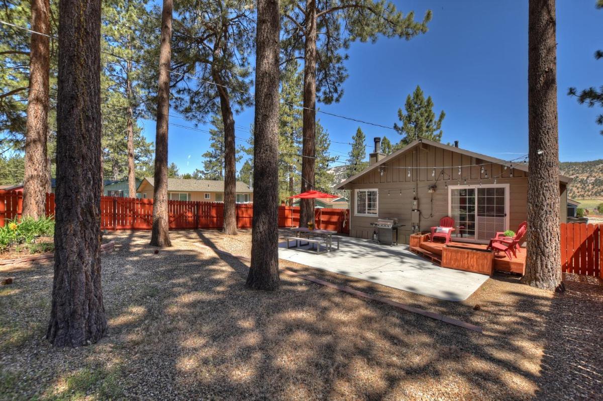 DoorMat Vacation Rentals - BearTime Story Fireplace! BBQ! WiFi! Fenced Yard!