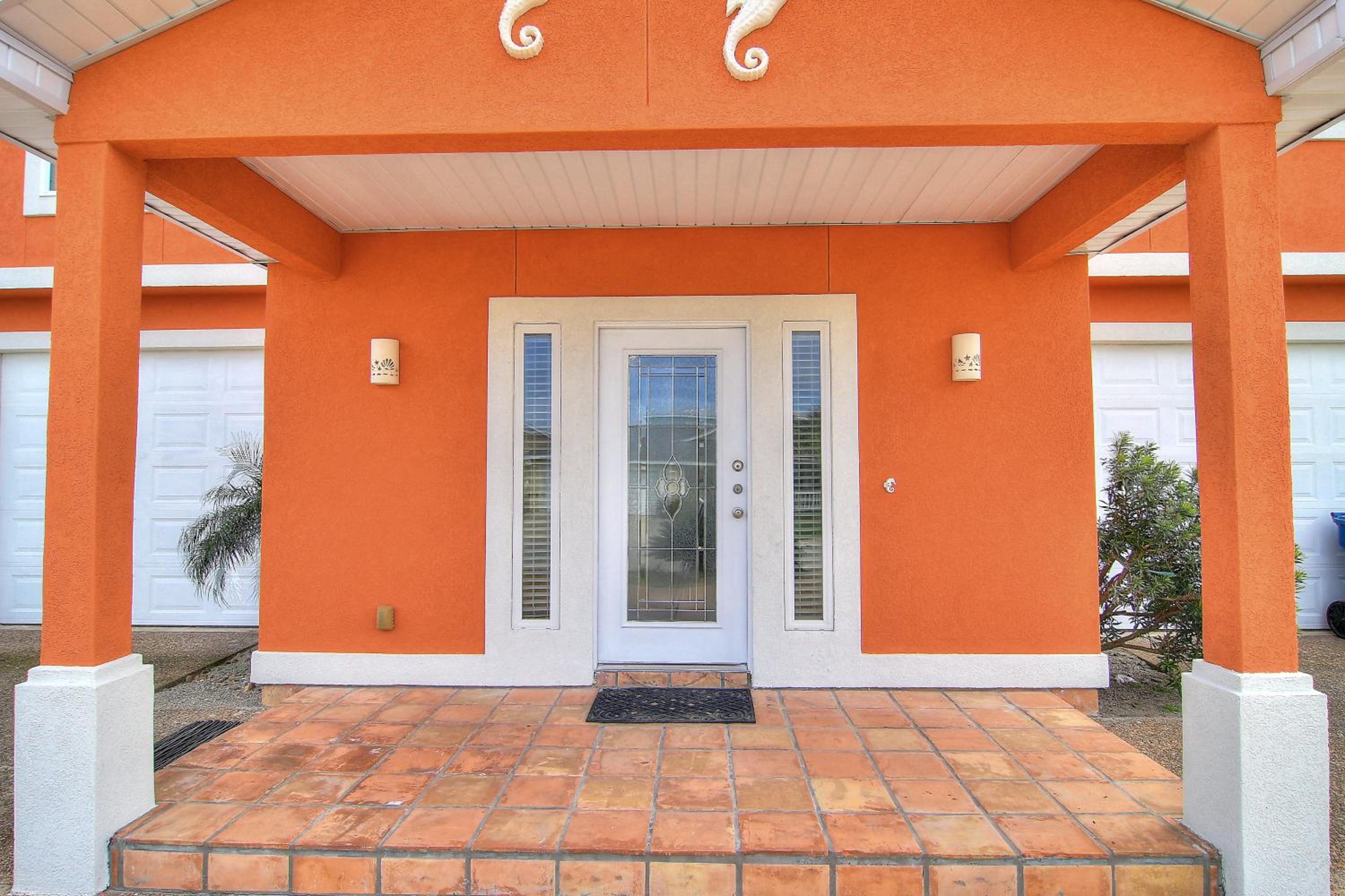 Orange Seahorse House KD682