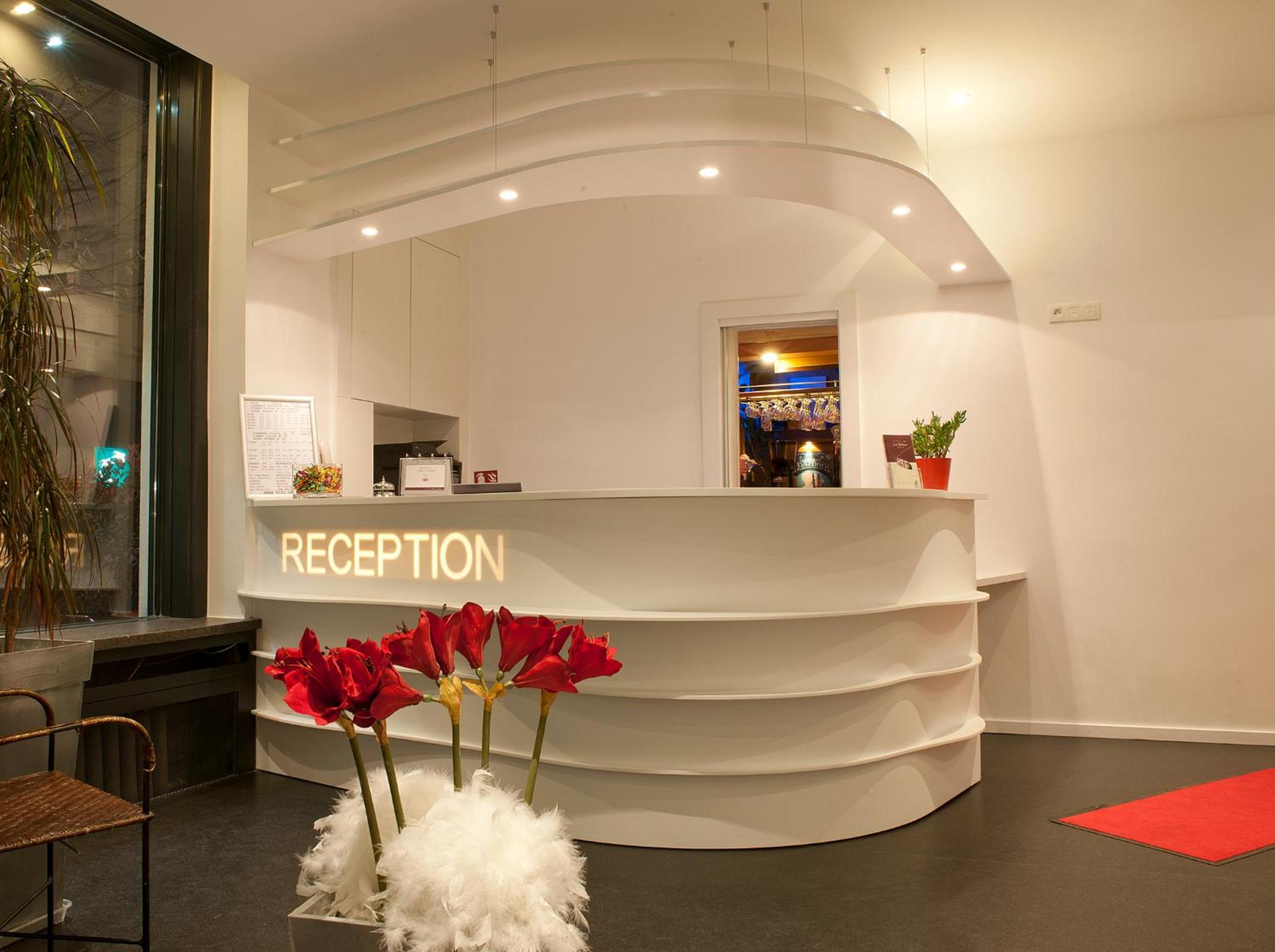 Hotel Hôtel le Grillon - Image 1