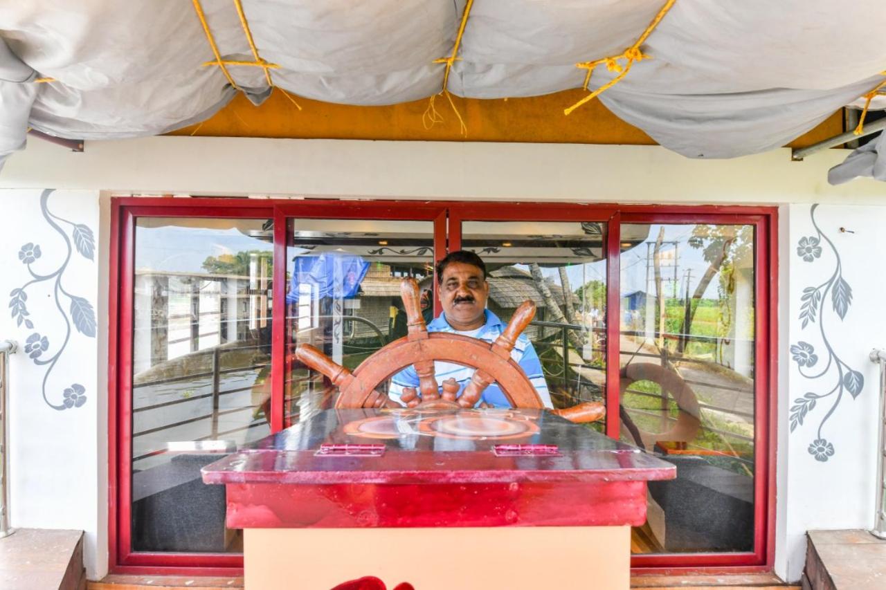 Friends Cruise, Nightstay Houseboat view 2