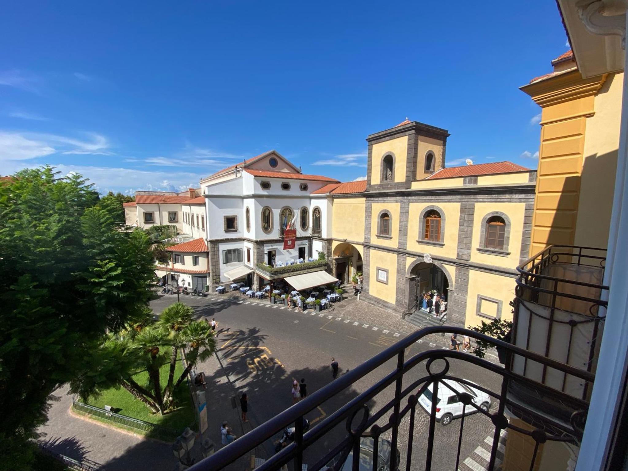 Grata Hospes Sorrento - Boutique House - Rooftop Deck - BBQ view 3