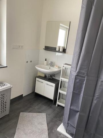 3 Mehrbettzimmer, Küche, Bad für Arbeiter und Monteure in Gau-Weinheim
