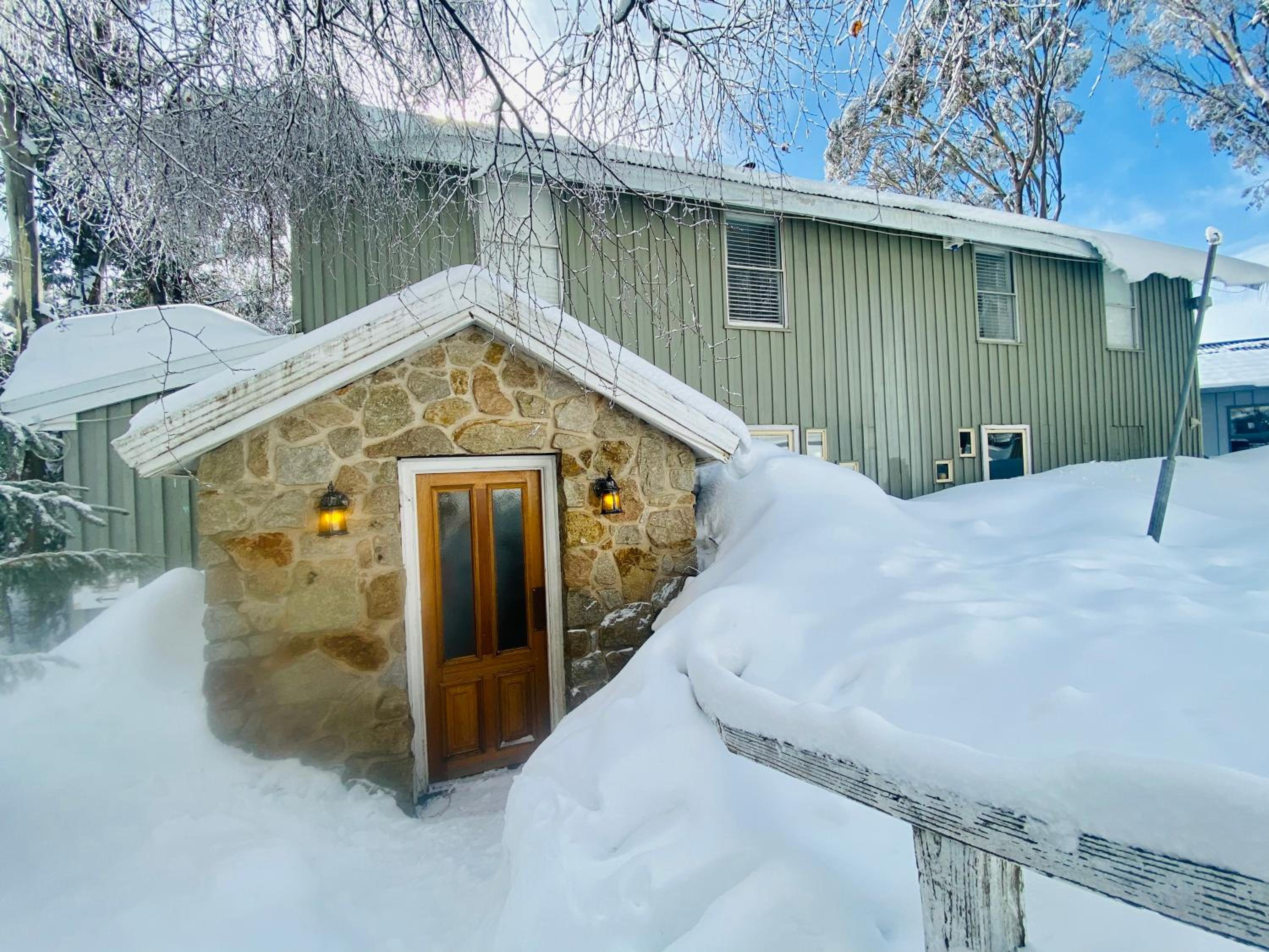 Feathertop Alpine Lodge