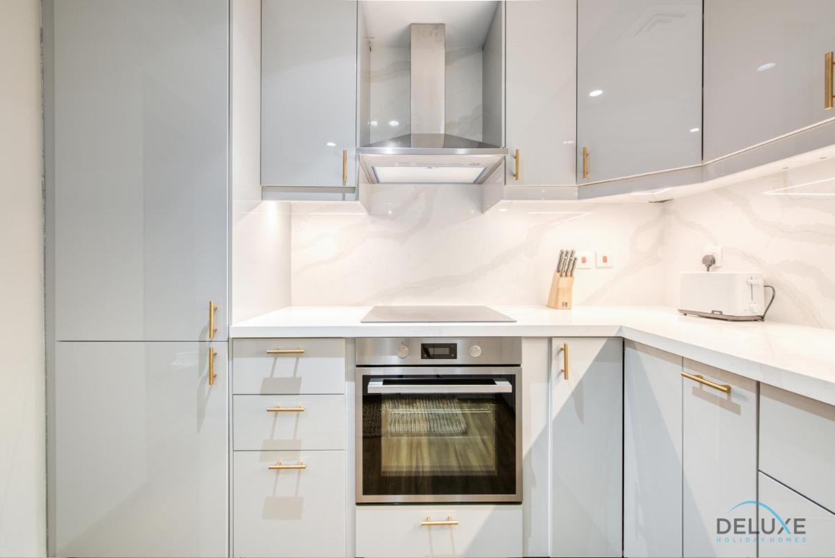 Vibrant 1BR at Dubai Marina Quay West by Deluxe Holiday Homes
