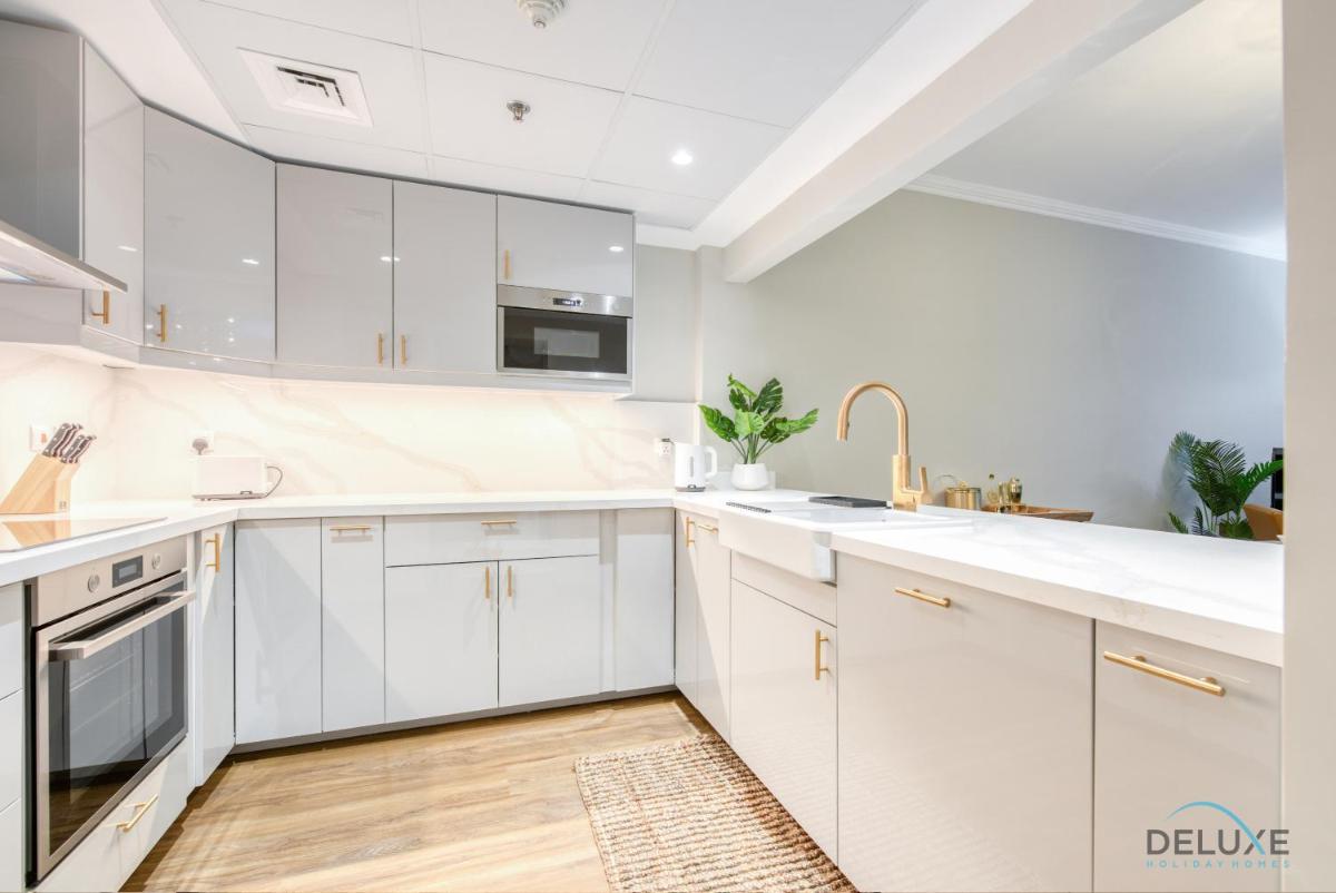Vibrant 1BR at Dubai Marina Quay West by Deluxe Holiday Homes