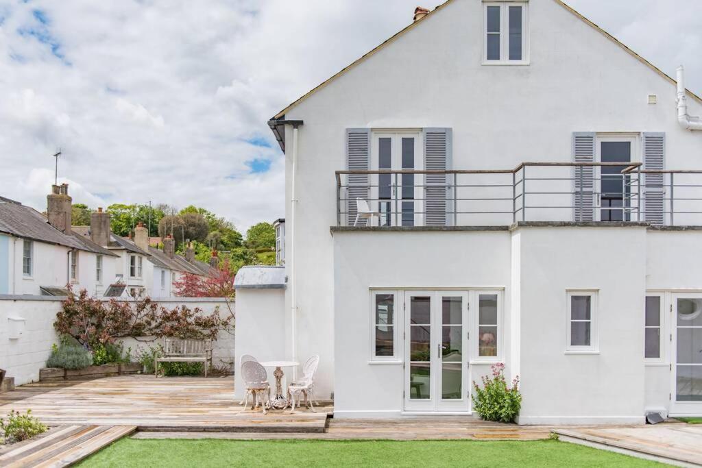 Trafalgar Cottage - Stunning sea view property on beach view 3