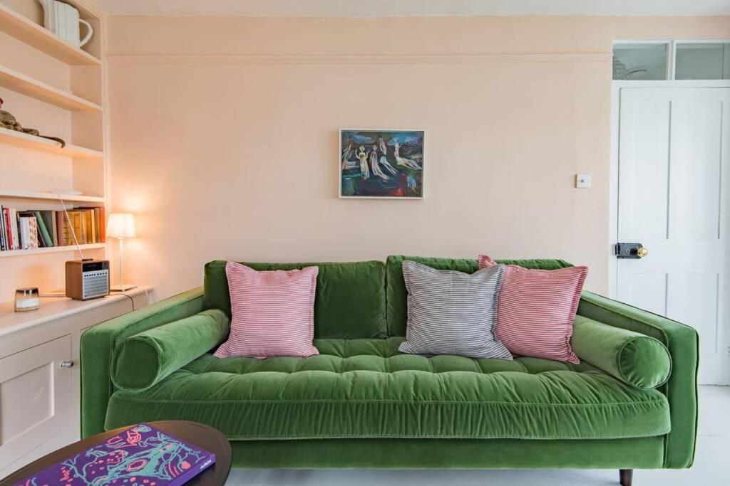 Trafalgar Cottage - Stunning sea view property on beach view 4
