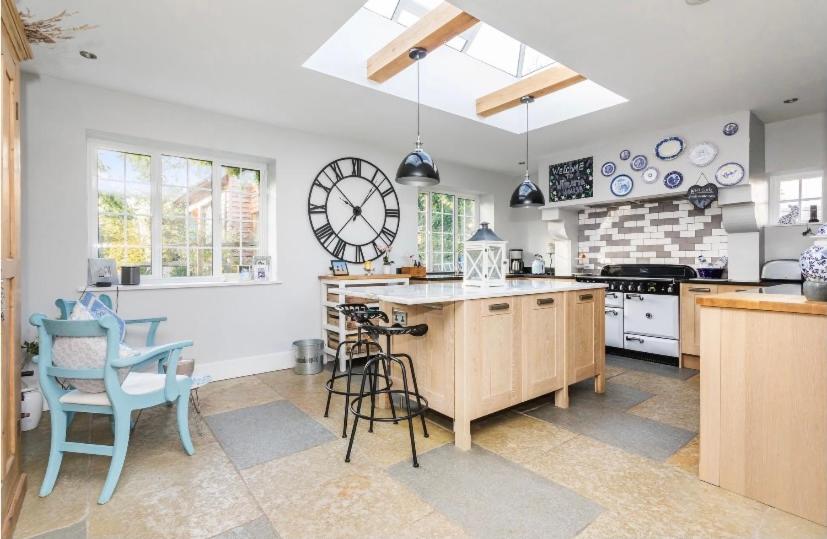 Pretty Country Home Dog Friendly On Request view 5