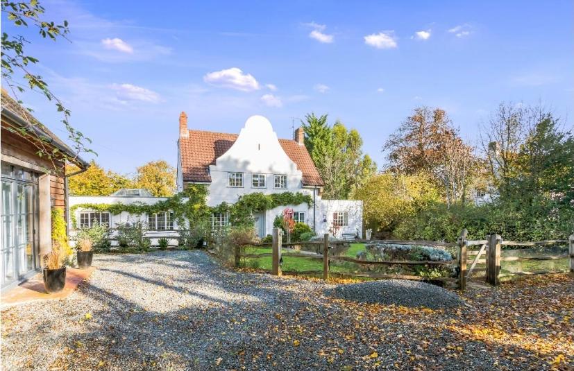 Pretty Country Home Dog Friendly On Request view 3
