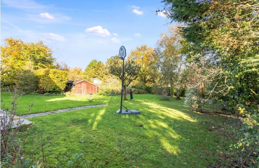 Pretty Country Home Dog Friendly On Request view 4
