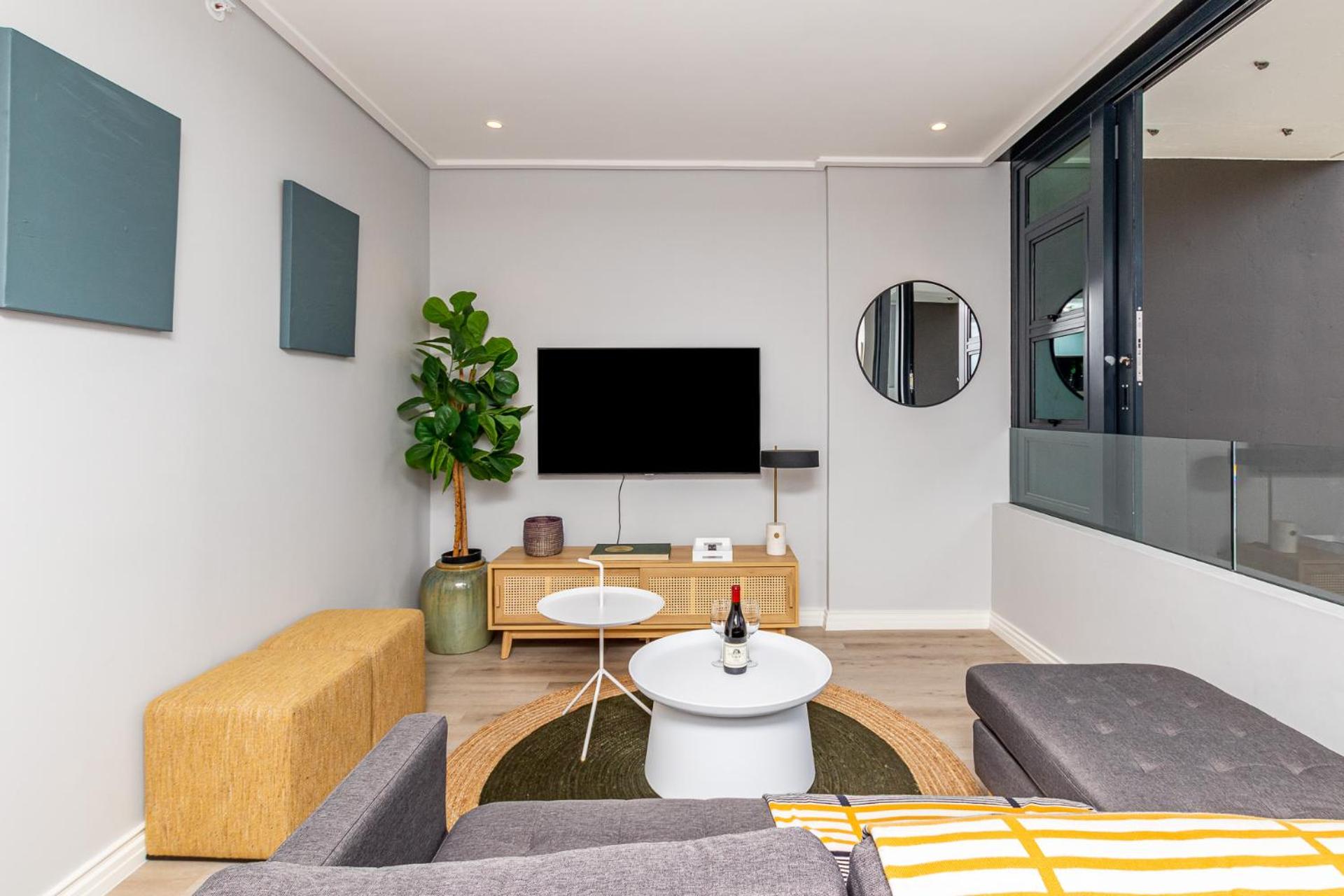 Outdoor pool Apartment, Gym, Bar & views view 5
