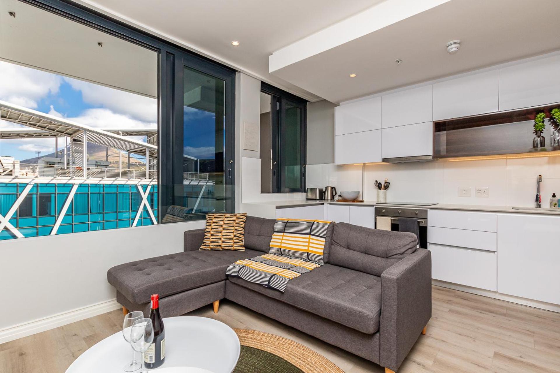 Outdoor pool Apartment, Gym, Bar & views view 4