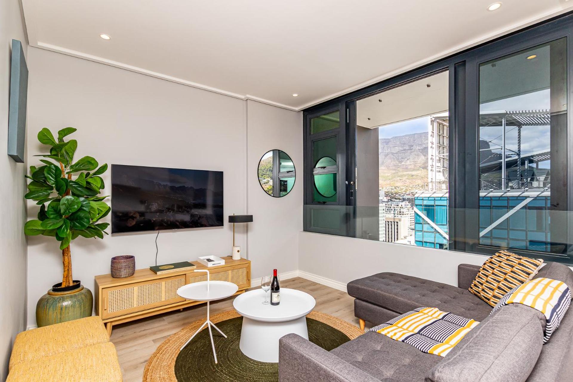 Outdoor pool Apartment, Gym, Bar & views view 3