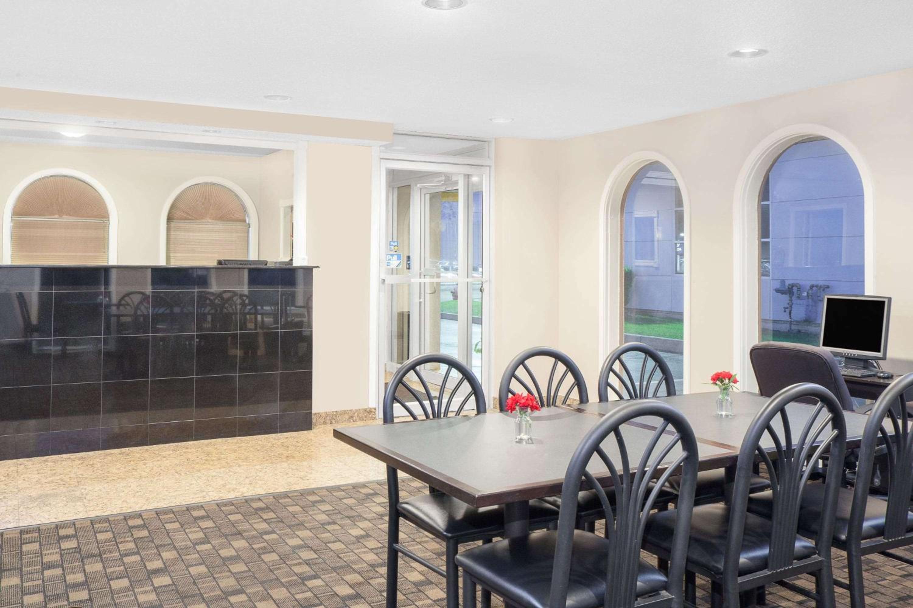 Super 8 by Wyndham Morton Grove/Chicago - Property Image 1